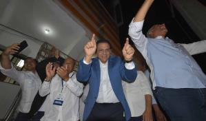 Daniel Rivera festeja con seguidores en casa municipal del PRM en Santiago 