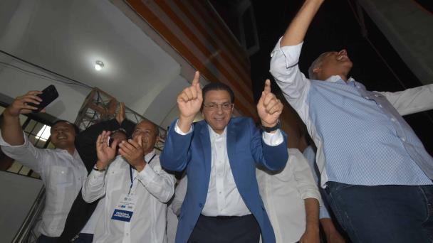 Daniel Rivera festeja con seguidores en casa municipal del PRM en Santiago