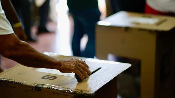 Apresan a un hombre en Monseñor Nouel acusado de comprar cédulas durante las elecciones