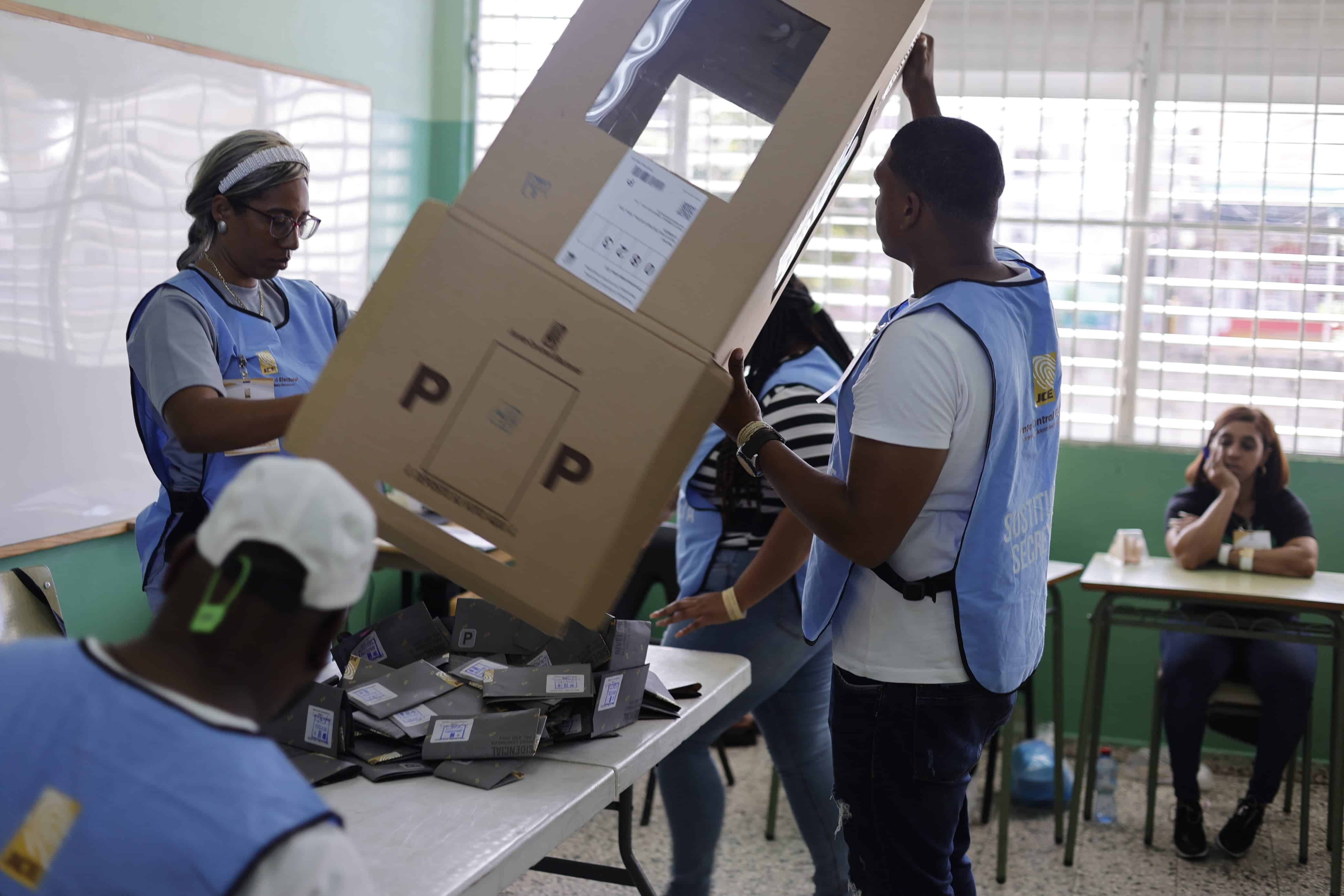 Dan inicio al conteo de los votos en la Politécnico Nuestra señora del Carmen del sector Simon Bolívar.