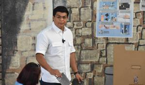 Fellito Suberví ejerce su derecho al voto; dice confiar en trabajo de la JCE