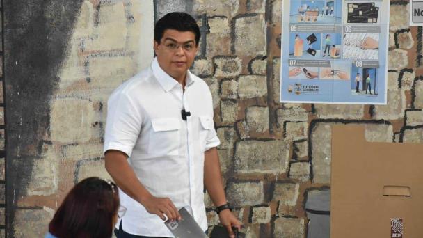 Fellito Suberví ejerce su derecho al voto; dice confiar en trabajo de la JCE