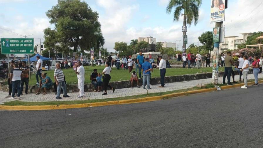 En escuela de Villa Duarte  "la gente esperaba lo suyo" para entrar a votar