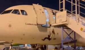 Trabajador cae de un avión al no darse cuenta que movieron escaleras