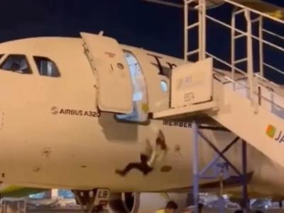 Trabajador cae desde un avión tras mover escaleras