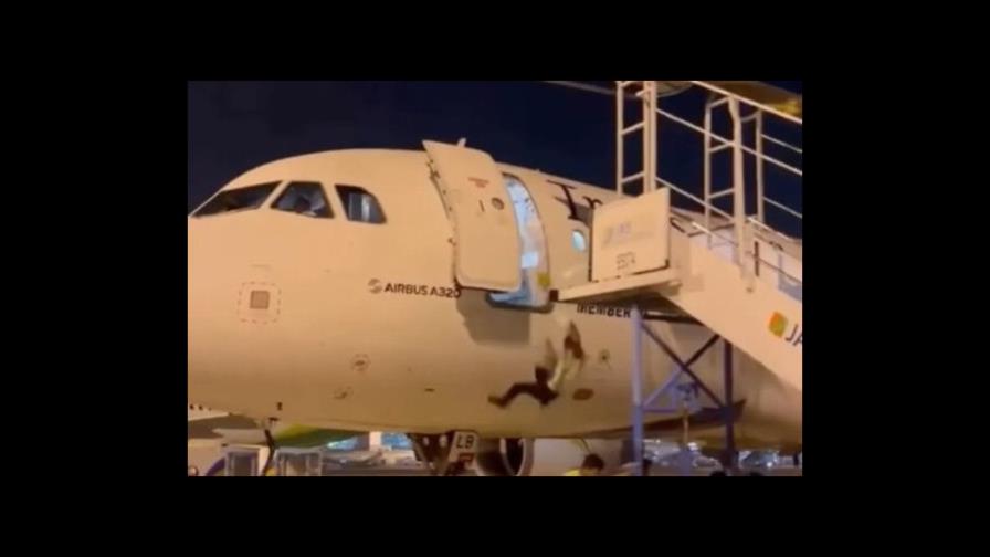 Trabajador cae de un avión al no darse cuenta que movieron escaleras