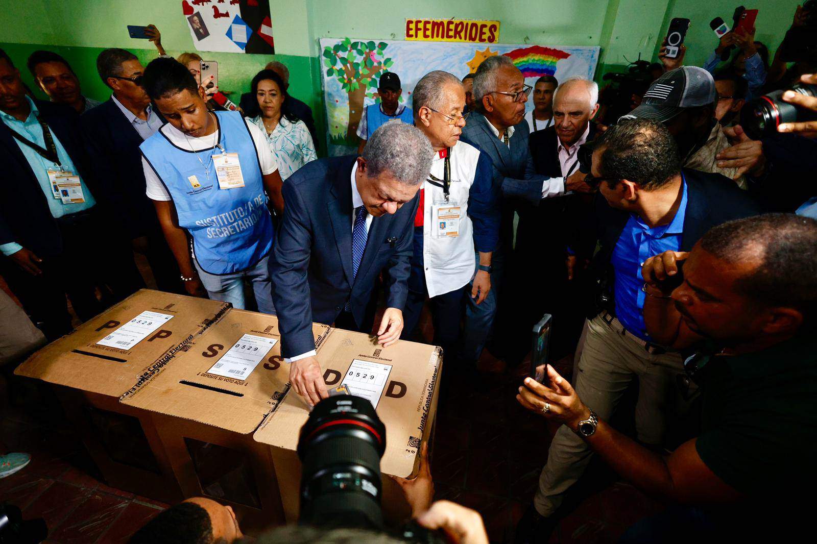 Leonel Fernández vota.
