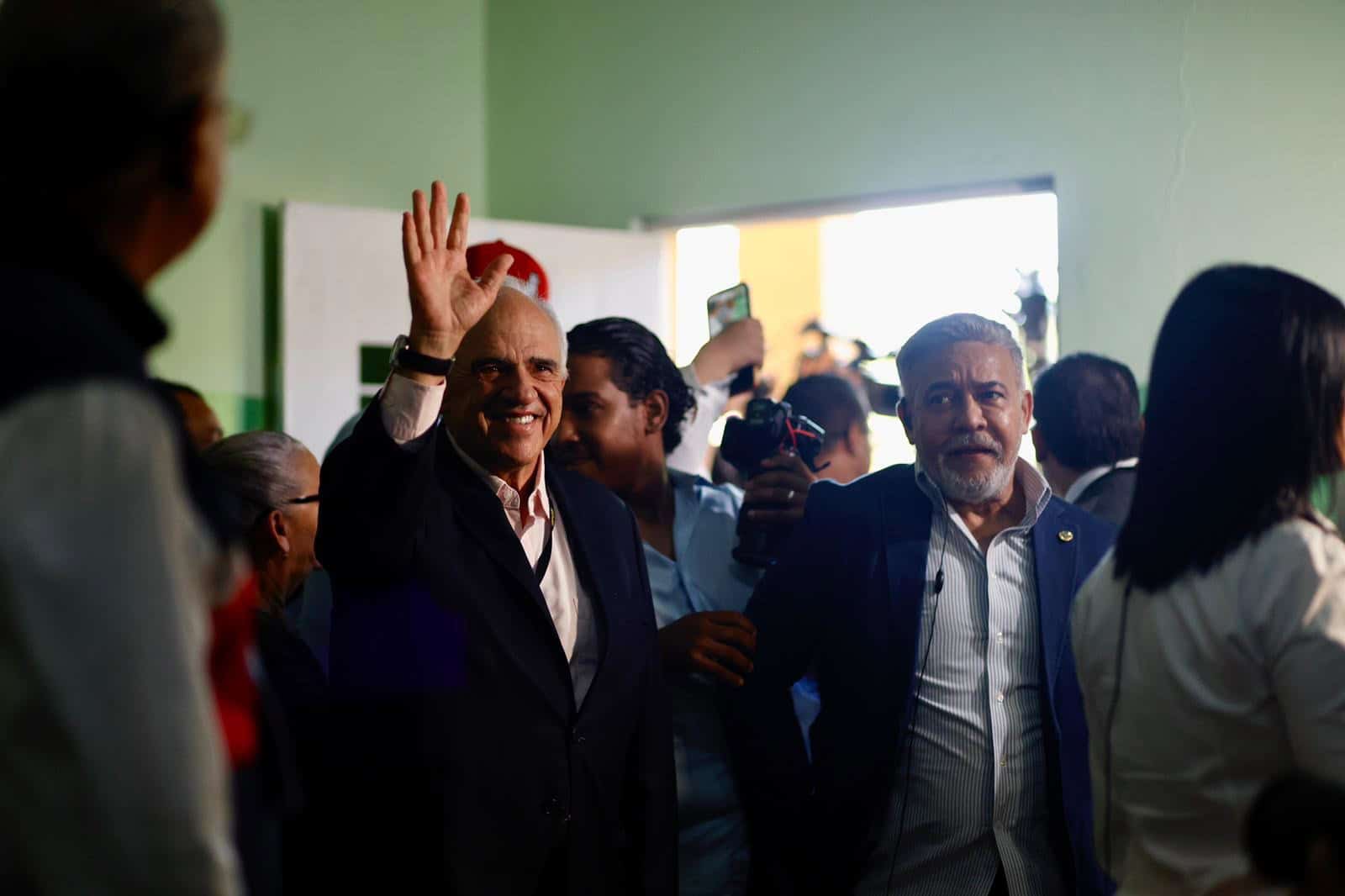 Ernesto Samper Pizano, expresidente de Colombia, acompañó a Leonel Fernández en el acto de votación.
