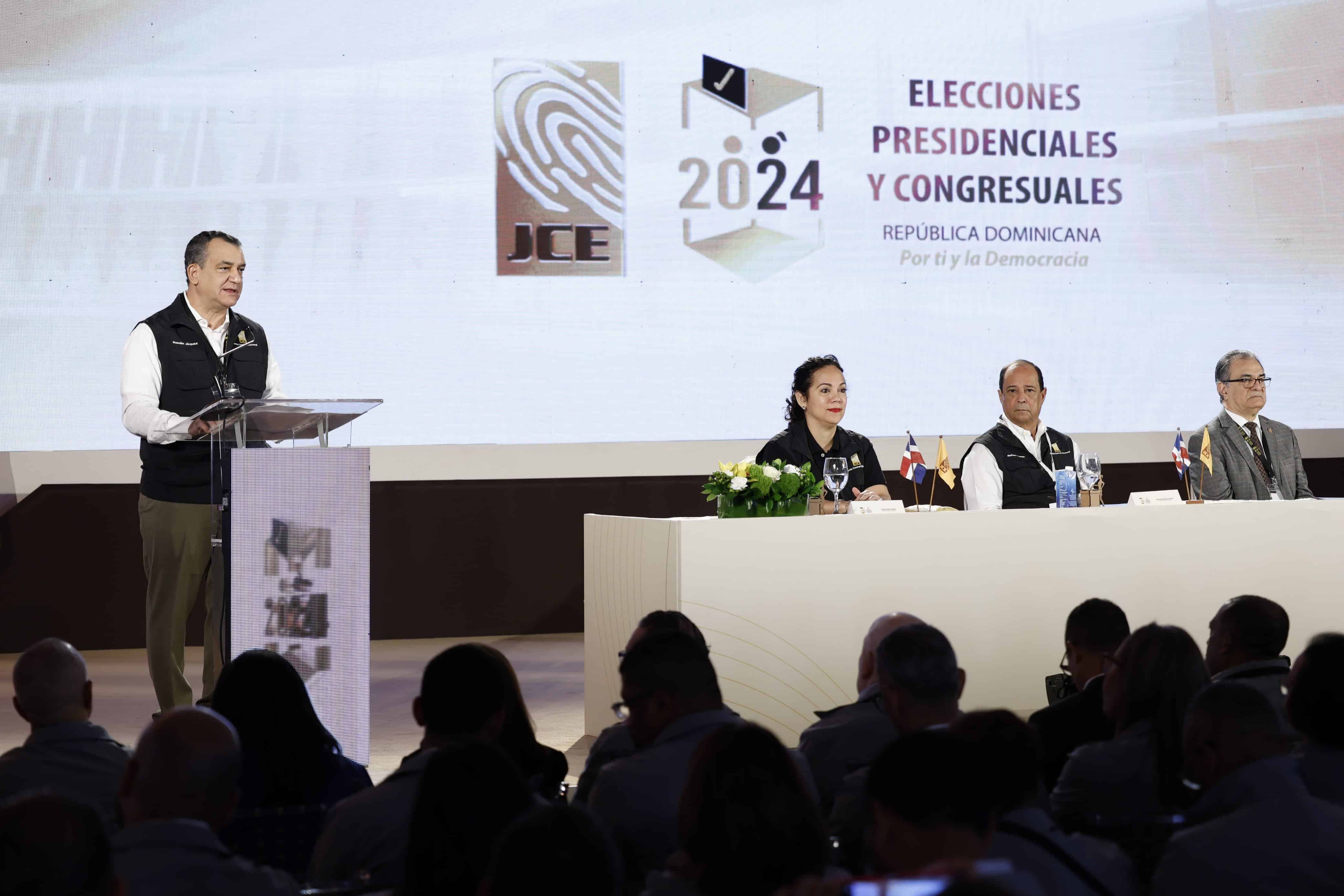 El presidente de la JCE, Román Jáquez Liranzo y demás miembros del Pleno durante apertura de los comicios.