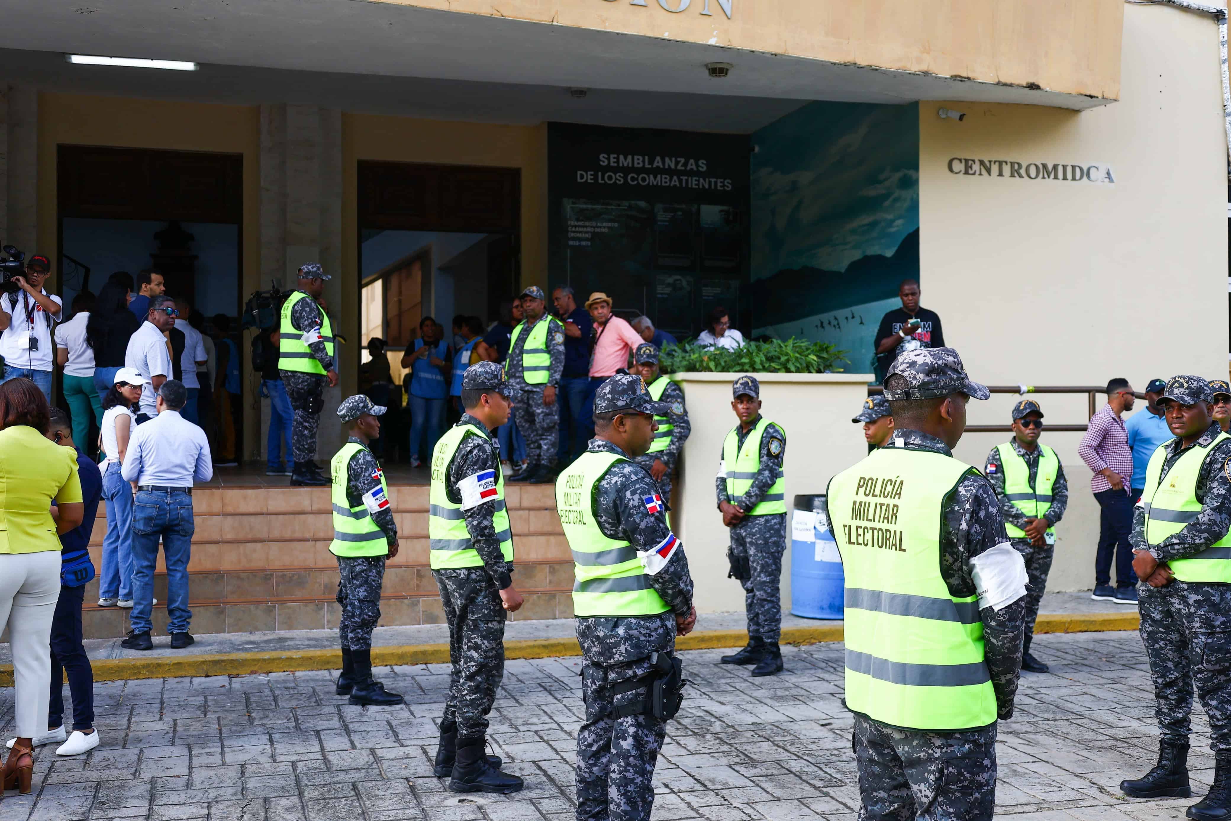Miembros de la Policía Militar Electoral a las afueras del Archivo General de la Nación.