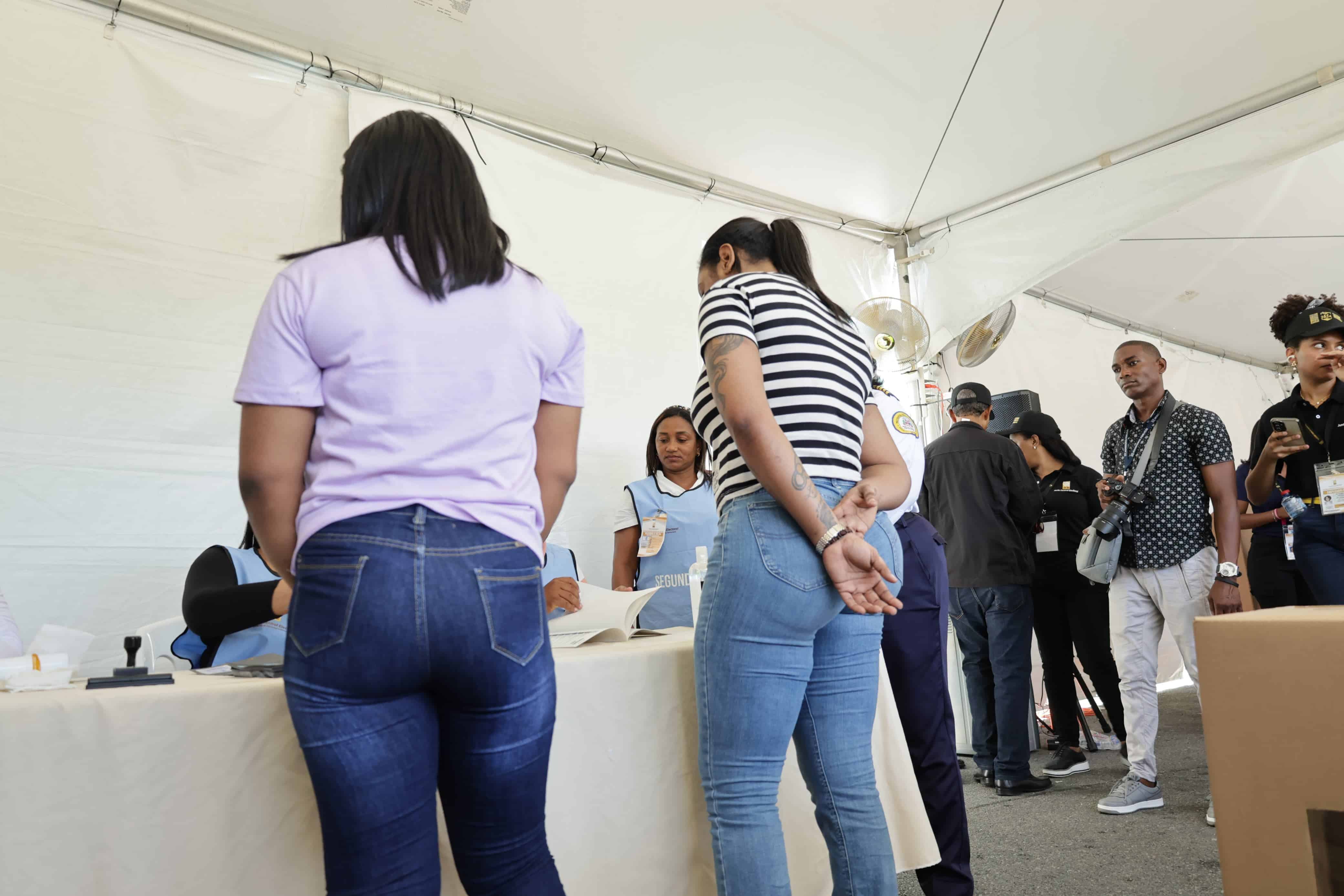 Reclusas de la Cárcel Najayo Mujeres ejercen el sufragio.