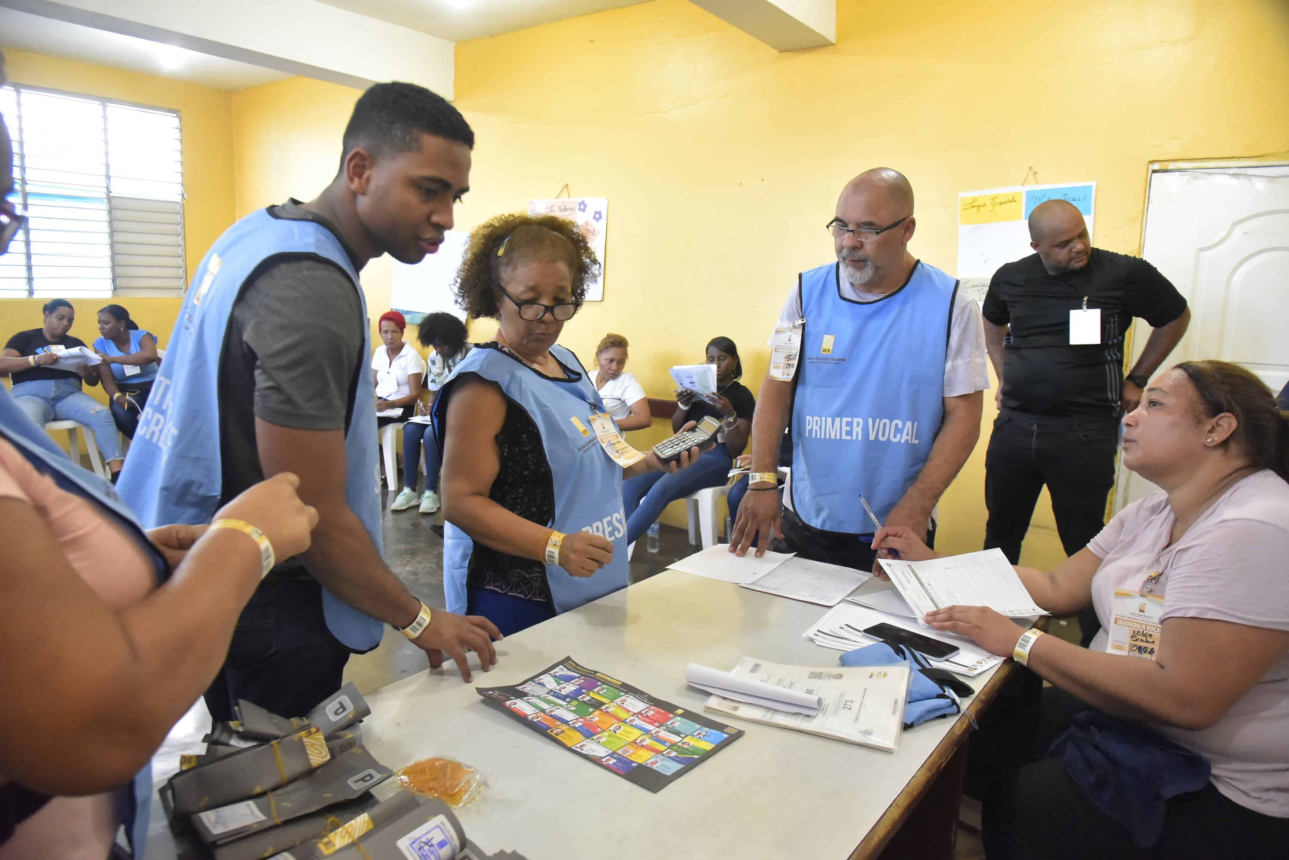 Inicio de proceso de conteo en recinto del Distrito Nacional.