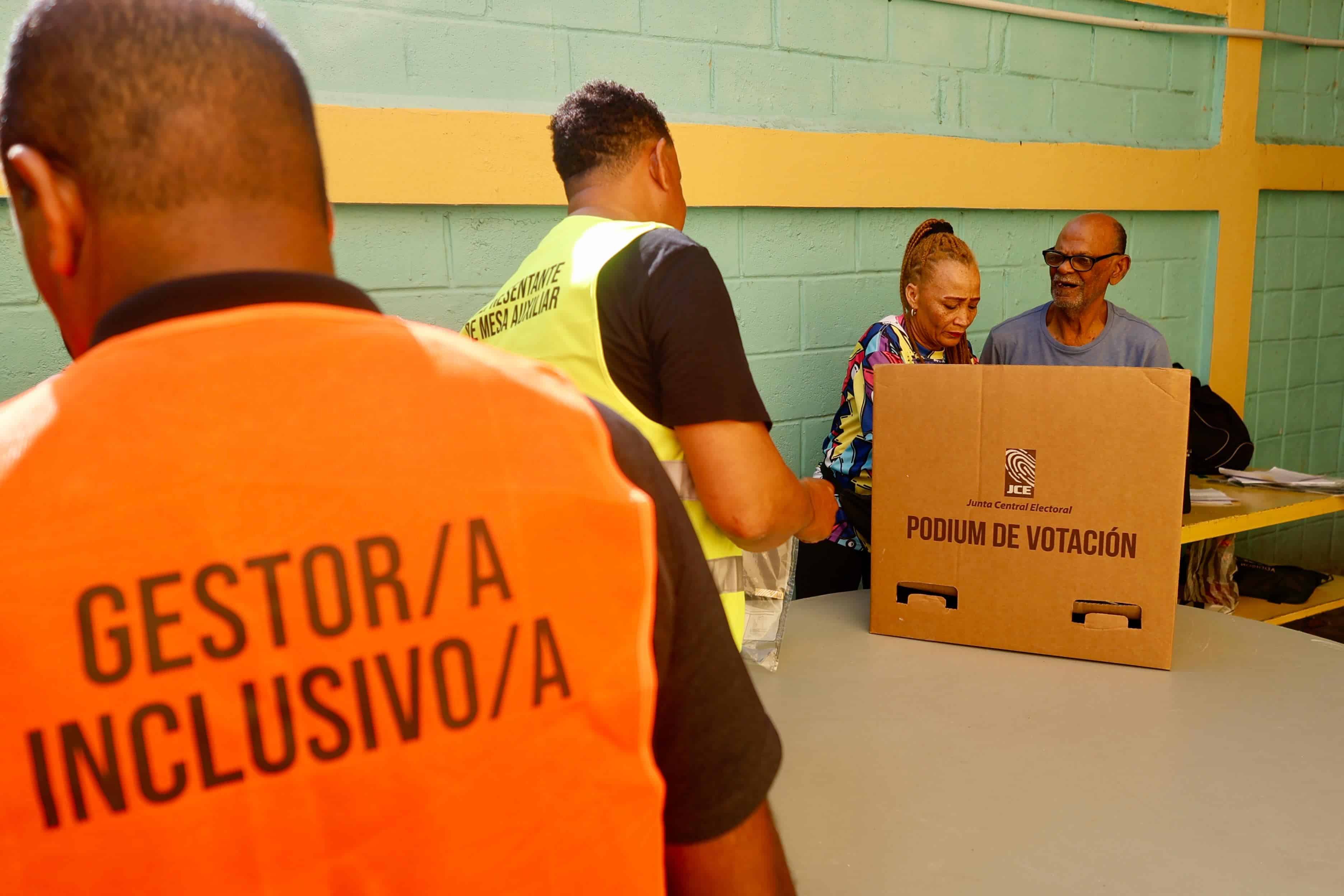 Ciudadanos ejercen el voto en las mesas de voto inclusivo.