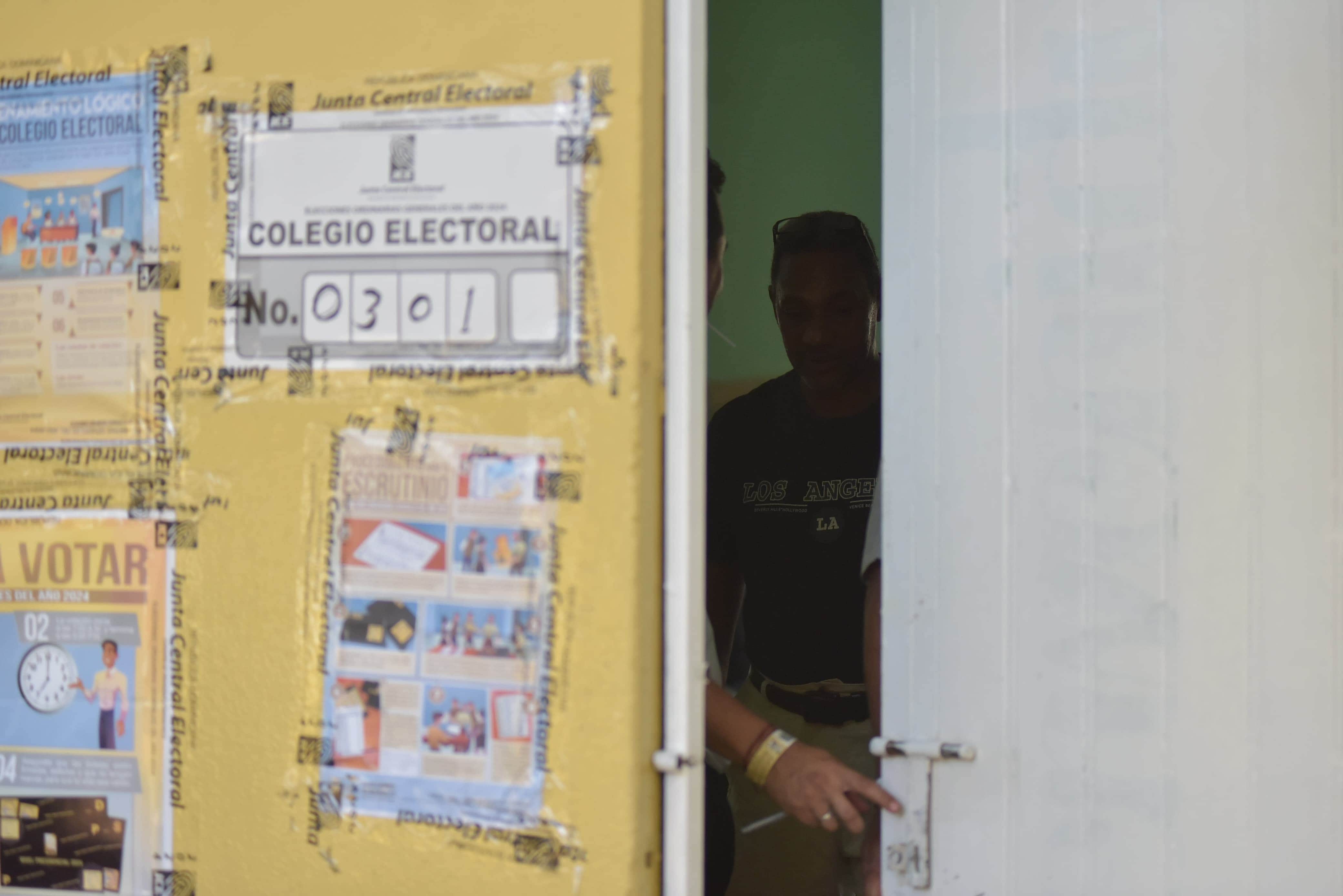 Cierre de comicios en recinto de Santiago.