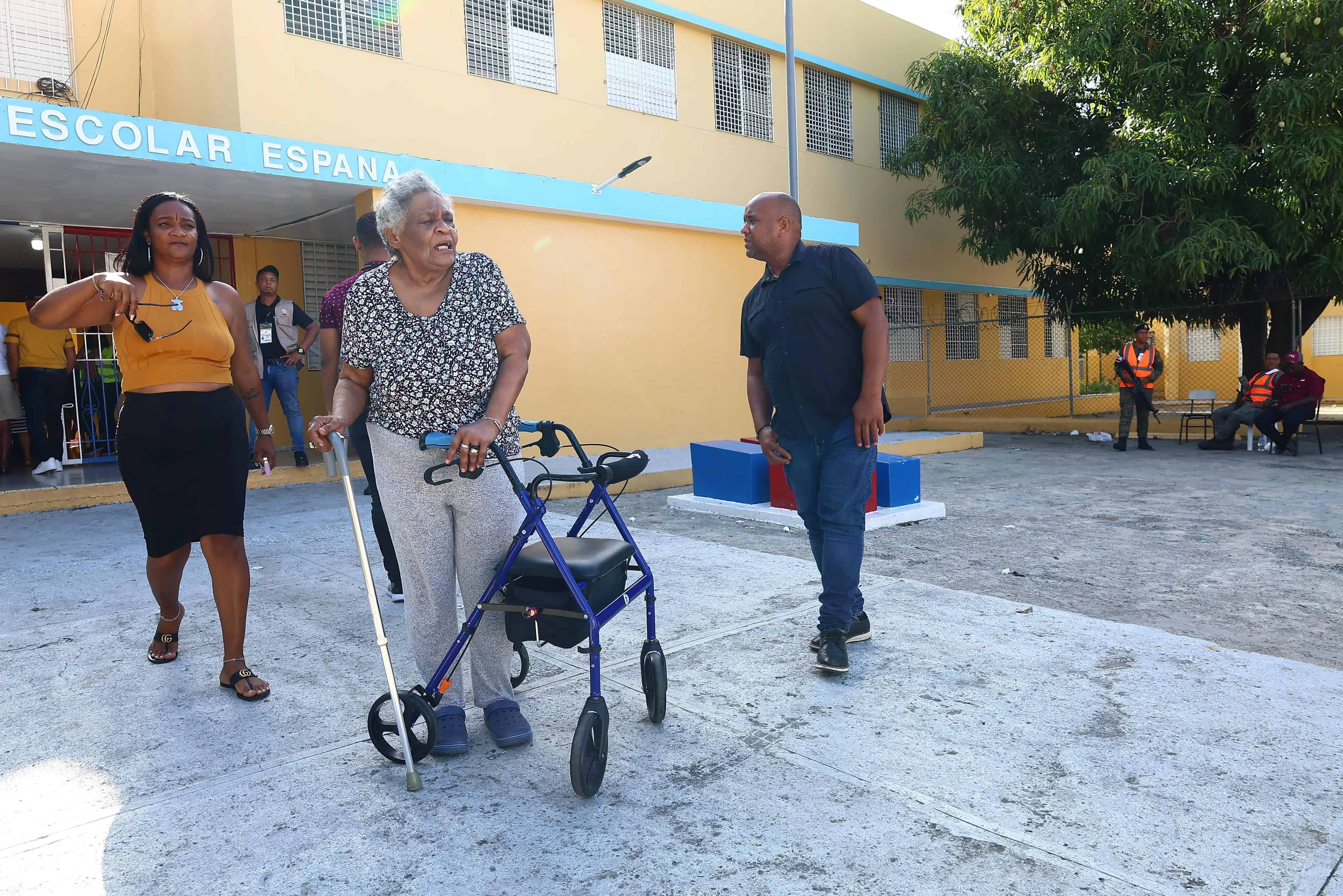 Envejeciente ejerce derecho al voto en el marco de culminación del proceso.