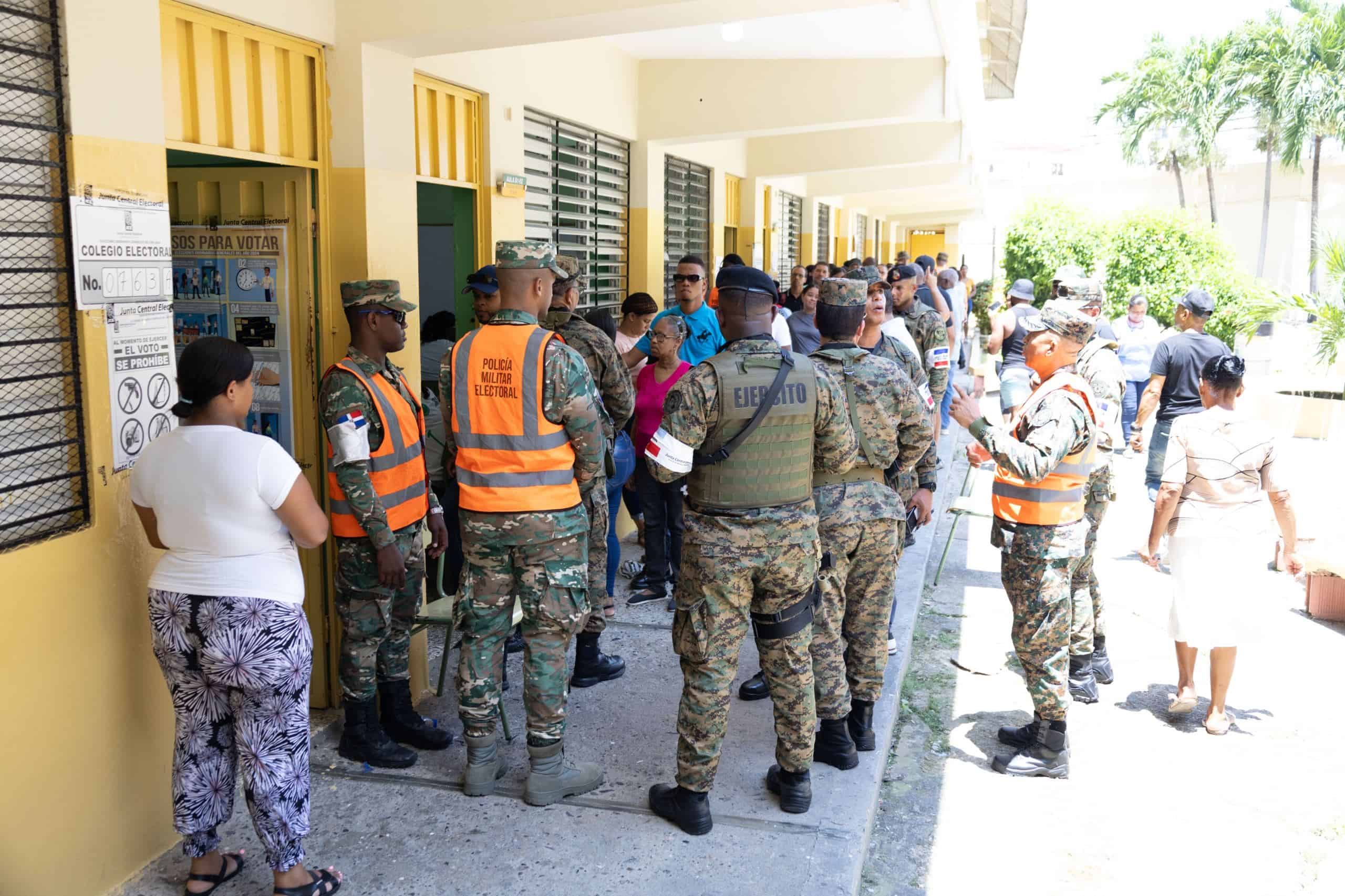 Fila para ingresar a colegio electoral en recinto ubicado en el Distrito Nacional.