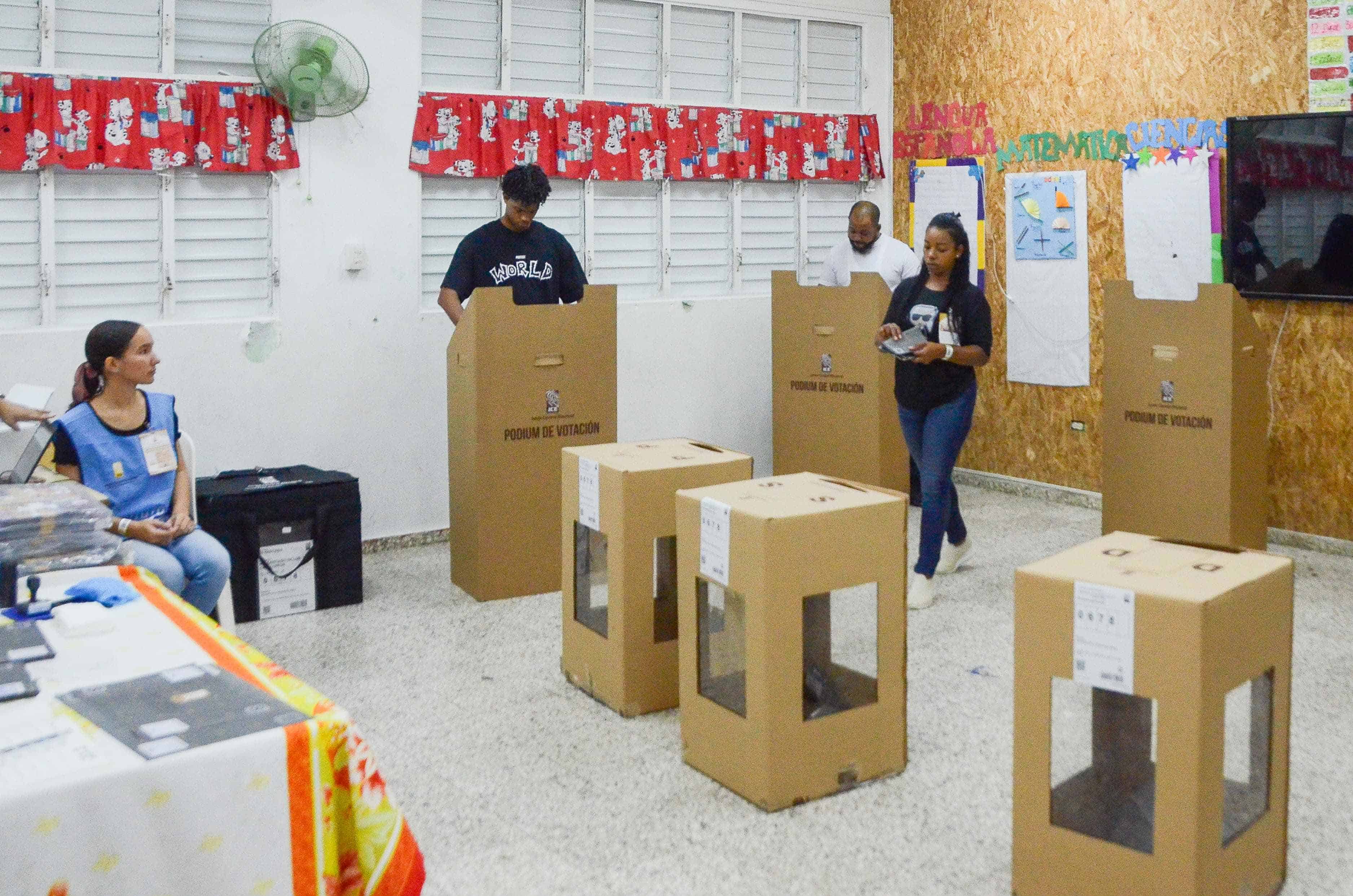 Ciudadanos votan en la Escuela Francisco Arias.