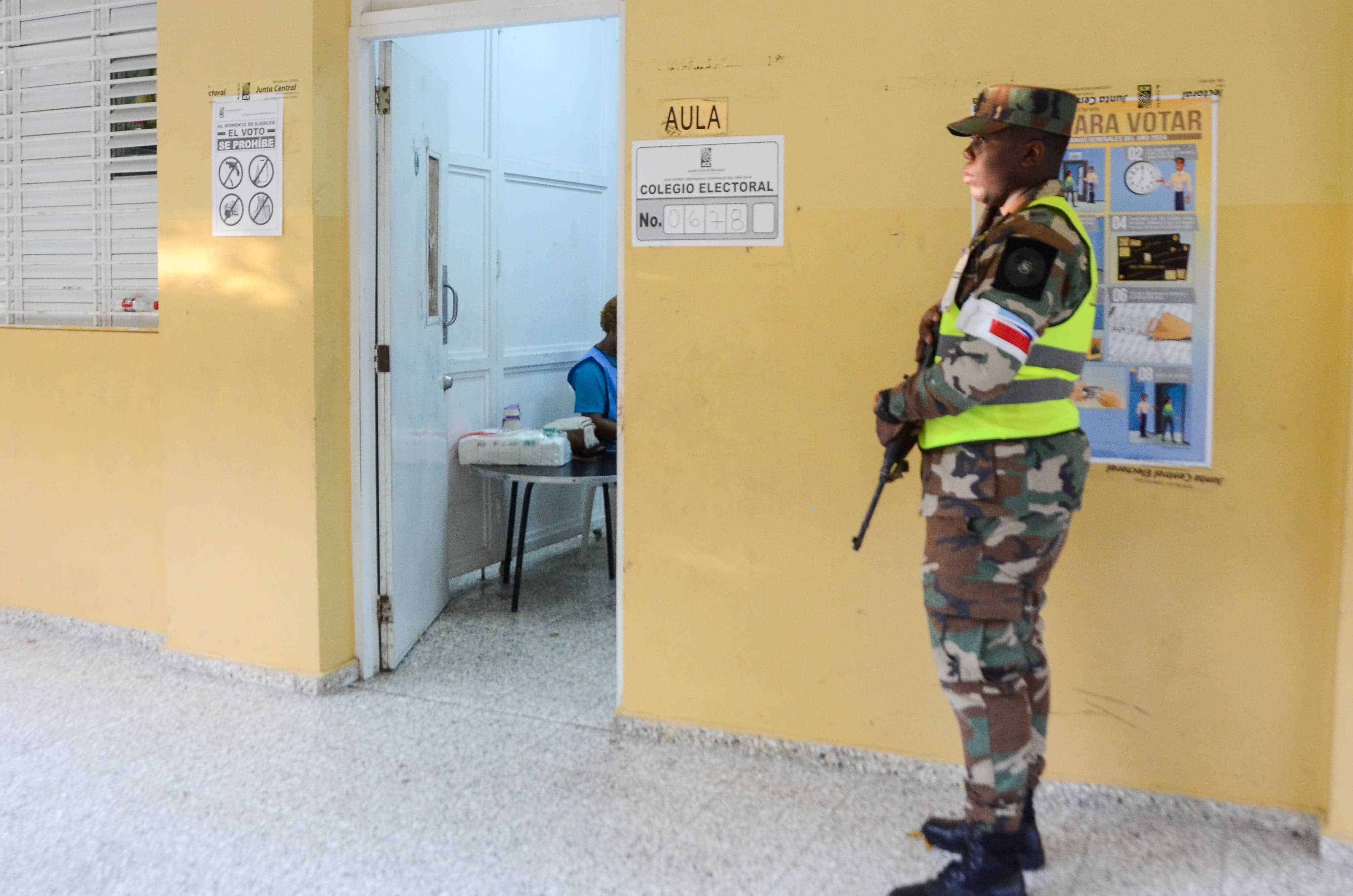 Un militar custodia un colegio electoral en la Escuela Francisco Arias.