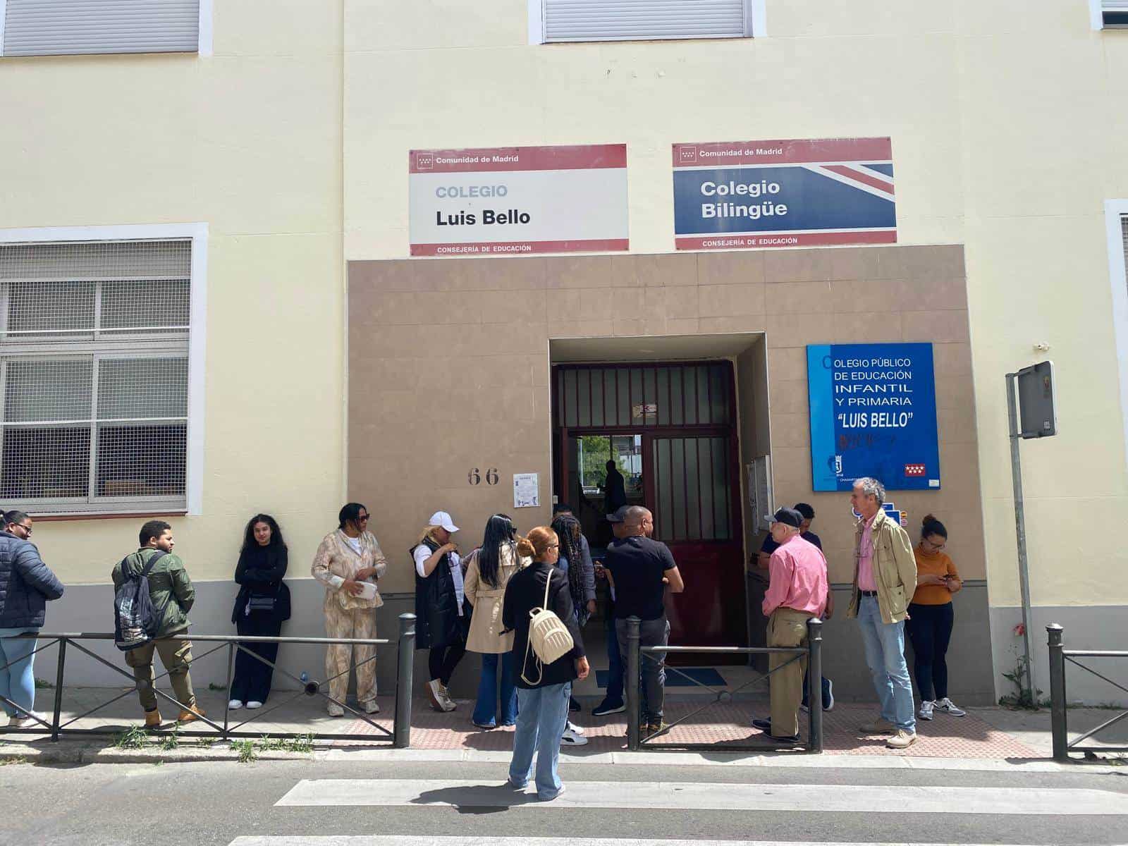 Dominicanos esperan para votar en Madrid.