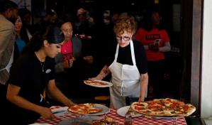 Susan Sarandon vuelve a ser camarera en Nueva York para reivindicar salarios dignos