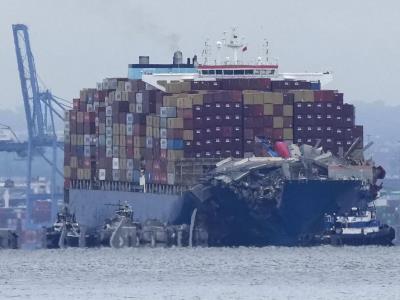Reflotan el barco que provocó el derrumbe del puente de Baltimore
