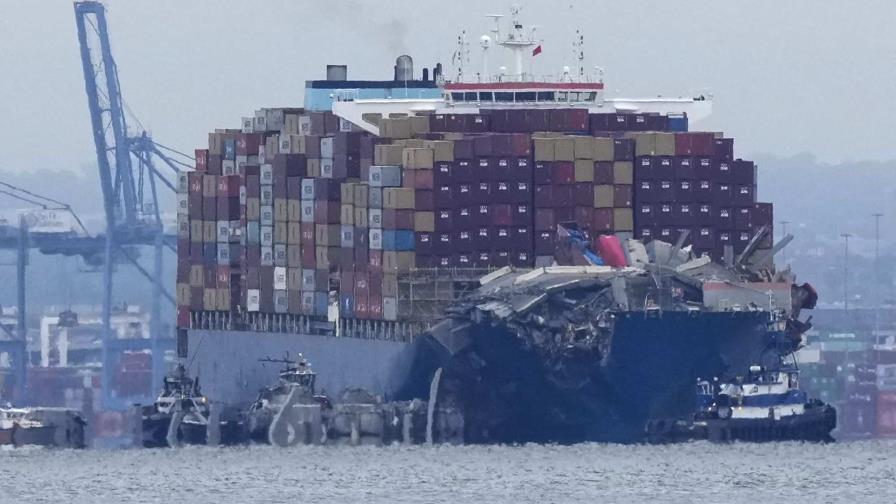 Barco que destruyó puente en Baltimore es remolcado a un astillero