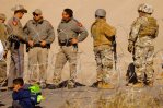 Migrantes en frontera de México acusan a guardias texanos de disparar balas de goma y gas Migrantes en frontera de México acusan a guardias texanos de disparar balas de goma y gas