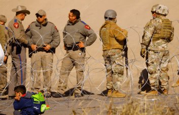 Migrantes en frontera de México acusan a guardias texanos de disparar balas de goma y gas