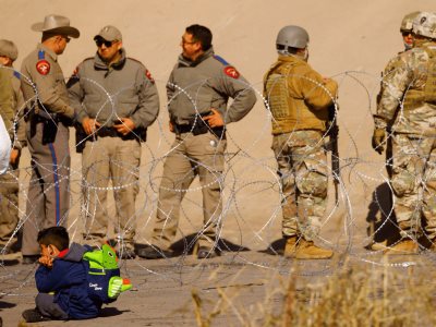 Migrantes en frontera de México acusan a guardias texanos de disparar
