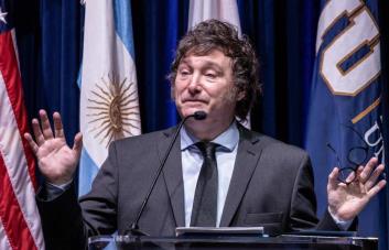 Un hijo de Bolsonaro expresa su apoyo a Milei y se suma a las críticas a Pedro Sánchez