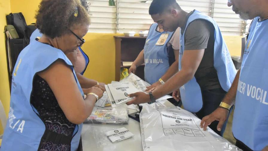 Junta Electoral de SDE culmina revisión de votos nulos y observados
