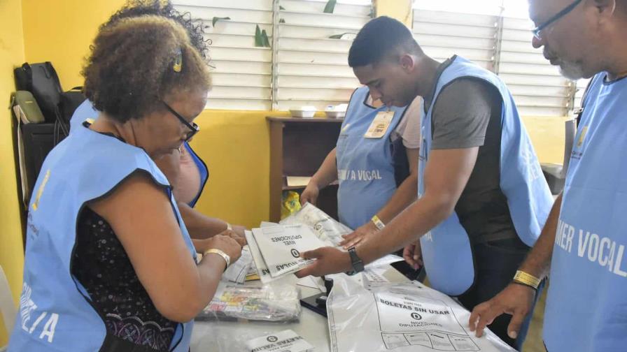 Trabajadores de elecciones dominicanas en Pensilvania reclaman pago de honorarios; JCE explica retraso