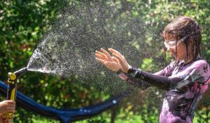 Autoridades llaman a hidratarse ante intensa ola de calor que afecta al país