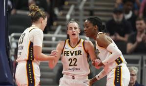Caitlin Clark regresa en la segunda mitad del juego entre Fever-Sun tras aparente lesión
