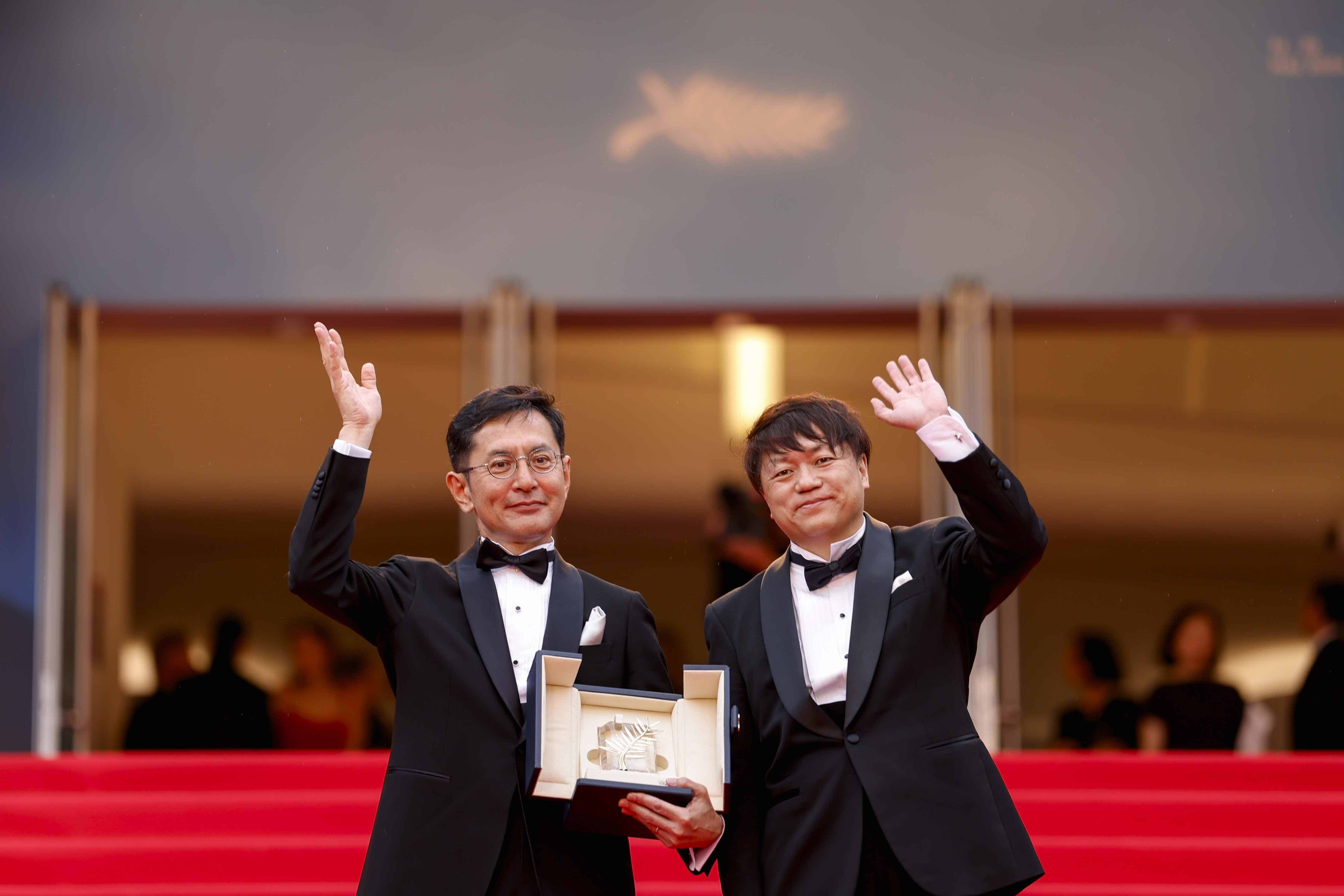 Goro Miyazaki, izquierda, y Kenichi Yoda posan para retratos con la palma de oro honoraria para el Studio Ghibli al llegar a la premiere de la película 'The Apprentice' en la 77a edición del Festival de Cine de Cannes en Francia el lunes 20 de mayo de 2024.