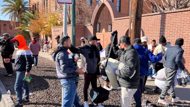 Denver compra un edificio en área latina para albergar a más de un centenar de migrantes
