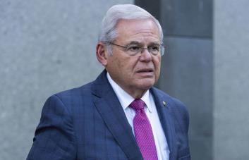 Juez prohíbe presentar mensajes textos entre Menéndez y empresario sobre sobre ayuda a Egipto