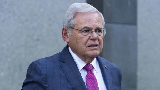 Juez prohíbe presentar mensajes textos entre Menéndez y empresario sobre sobre ayuda a Egipto