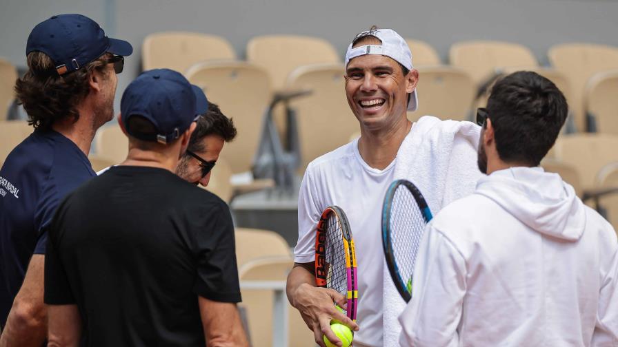 El público vuelve a aclamar a Nadal en su segundo entrenamiento en Roland Garros El público vuelve a aclamar a Nadal en su segundo entrenamiento en Roland Garros