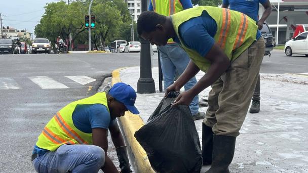 Alcaldía cierra parques y plazas del Distrito Nacional por vaguada