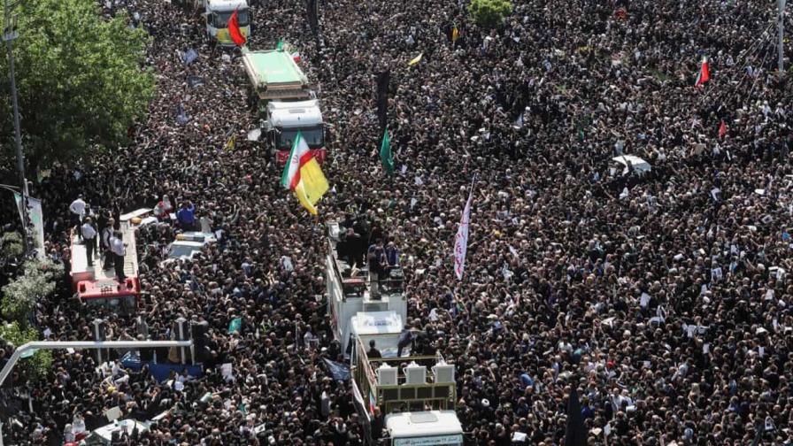 Una multitud en Teherán para el funeral del presidente Raisi