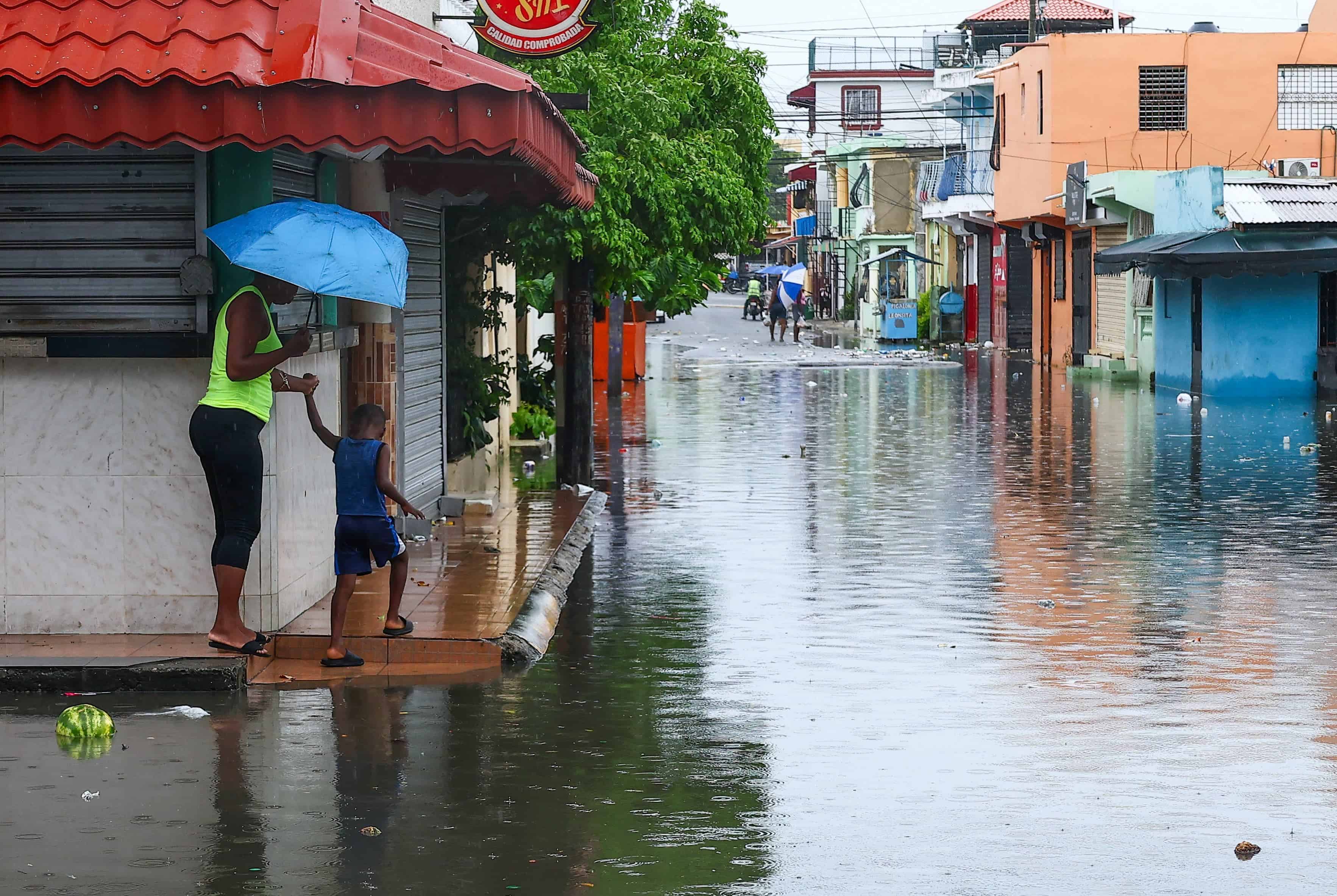 En fotos: fuertes lluvias roban protagonismo al calor en Santo Domingo