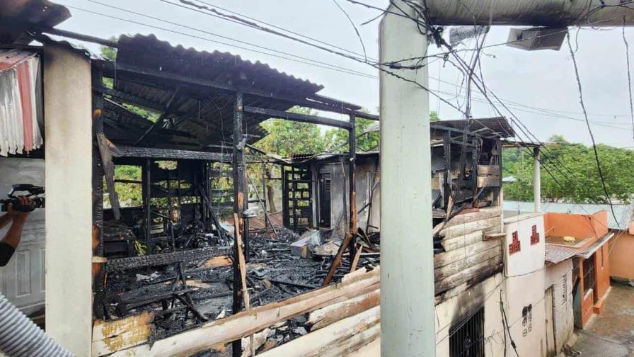Hombre resulta con quemaduras en su cuerpo tras incendio en una vivienda en Santiago