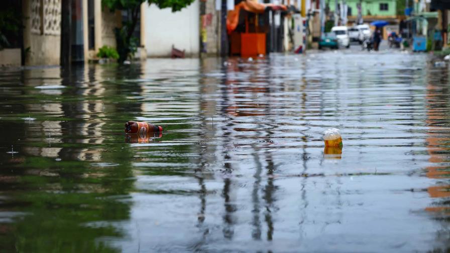 Inundaciones por lluvias desesperan a residentes de Los Pinos, en Hainamosa
