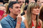 Pedro Sánchez defiende la honradez de su esposa de los ataques de la oposición y de Milei