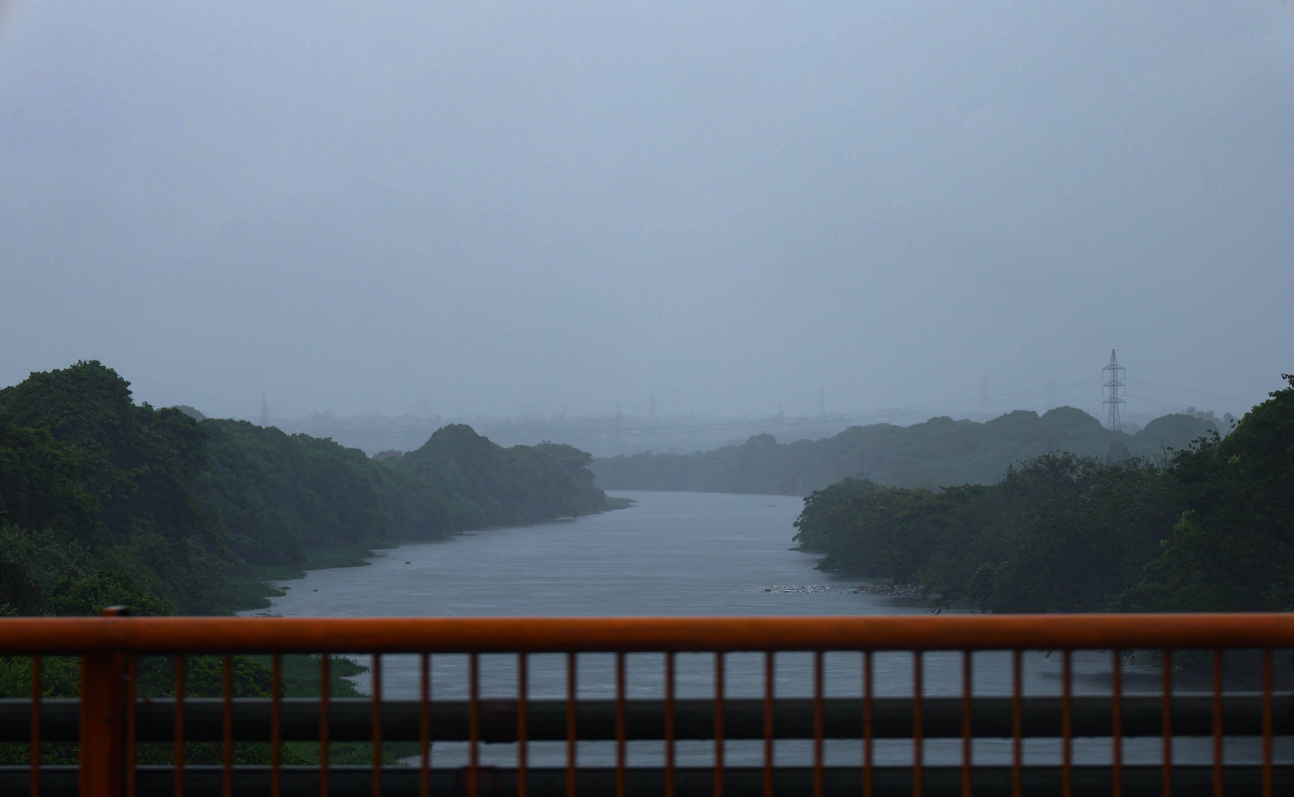 La vista desde el puente Francisco del Rosario Sánchez deja claro que las lluvias inciden en el nivel de las aguas del Río Ozama.