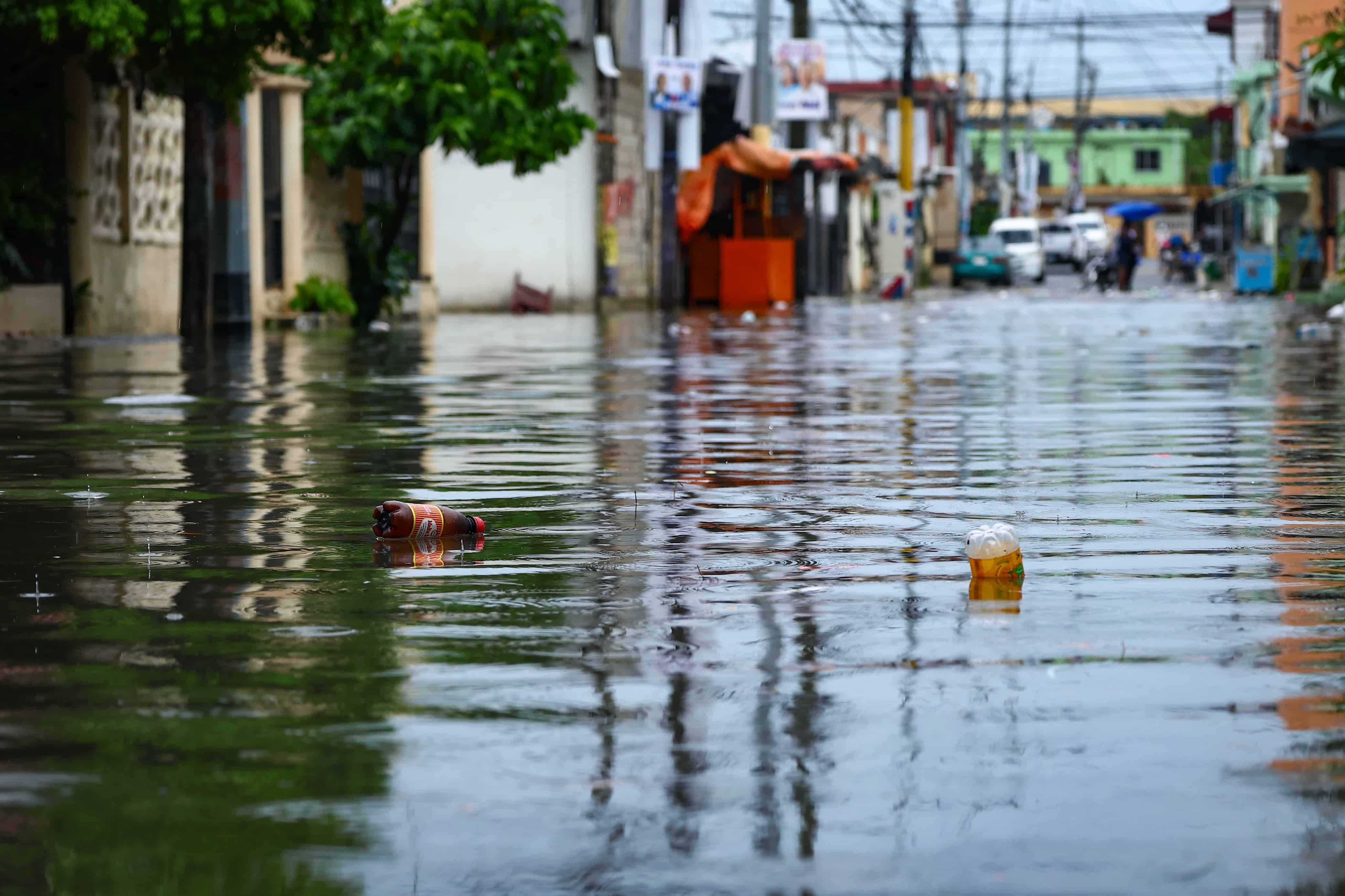 Una calle en Santo Domingo Este  se convirtió en una pequeña laguna tras las primeras lluvias del miércoles 22 de mayo.