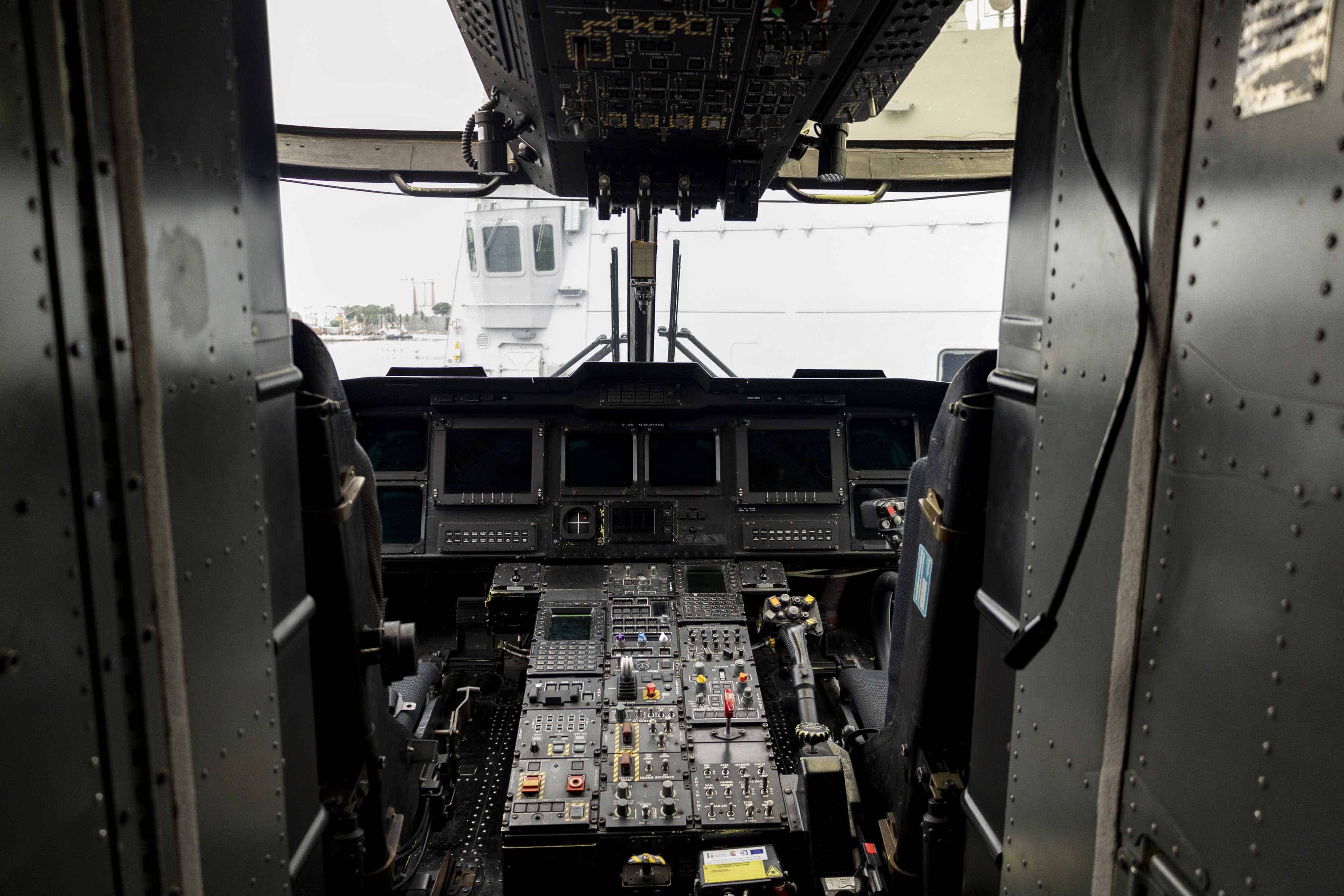 Vista interior de la zona de pilotaje y cuadro de mandos del helicóptero SH-101
