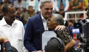 Abinader promete entregar 200 mil títulos en próximo período