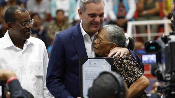 Abinader promete entregar 200 mil títulos en próximo período
